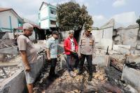 Menteri Pekerjaan Umum dan Perumahan Rakyat, Mochammad Basoeki Hadimoeljono dan Menteri Pendidikan Kebudayaan Anies Baswedan, saat mengunjungi lokasi jembatan putus di Kab.Lebak. (Foto: newsmedia)