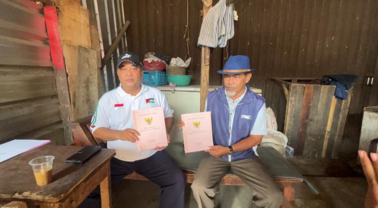 Para pedagang menunjukan sertifikat hak milik atas bangunan rumah susun