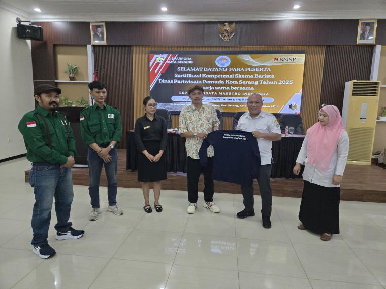 Plt. Kepala Disparpora Zeka Bachdi simbolis menyerahkan pakaian ke peserta pelatihan