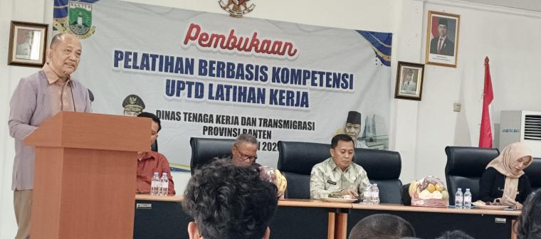 Kepala Dinas Tenaga Kerja dan Transmigrasi atau Disnakertrans Provinsi Banten, Septo Kalnadi membuka pelatihan berbasis kompetensi UPTD Latihan Kerja (Latker) gelombang tiga