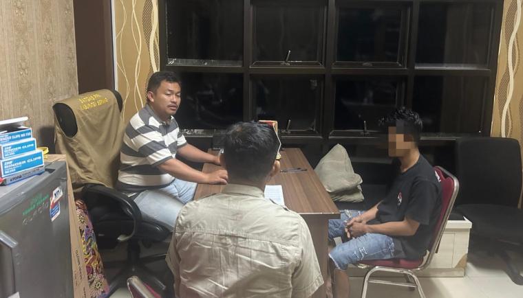Dua remaja saat diperiksa oleh pihak kepolisian