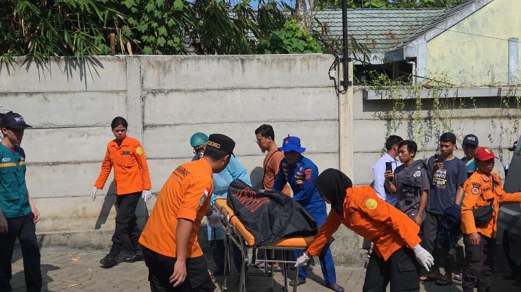 Tim SAR dan petugas gabungan saat mengevakuasi korban tenggelam