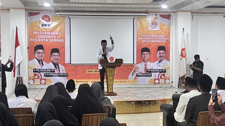 Ketua DPTD PKS Kota Serang Ihyaudin saat sambutan dihadapan para kader