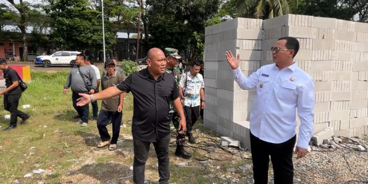 Plt. Kepala Disparpora Kota Serang Zeka Bachdi mendampingi Wali Kota Serang Budi Rustandi saat meninjau pembangunan Pujasera