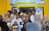 Umar Hadi , salah seorang office boy Pemkot Cilegon yang mendapat hadiah umroh gratis di acara senam massa dalam rangka hari jadi Kota Cilegon ke -20. (Foto: TitikNOL)