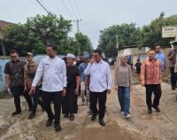 Wakil Bupati Lebak Ade Sumardi, sedang menabur bunga dalam rangka Hari Pahlawan di TMP Sirna Rana Rangkasbitung. (Foto: TitikNOL)