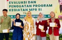 Kepala Dindikbud Provinsi Banten Tabrani meninjau pembangunan DAK fisik di SMKN 1 Curugbitung. (Foto: TitikNOL)