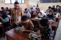 Tas diduga berisi bom disimpan di depan herbang gereja HKBP Serang. (Foto: TitikNOL)