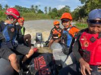 Kendaraan truk besar dan panjang terlihat memadati halaman depan Museum Banten. (Foto: TitikNOL)