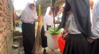 Jadwal puasa bergambar Bakal Calon Gubernur menghiasi sejumlah Mesjid. (Foto: TitikNOL)