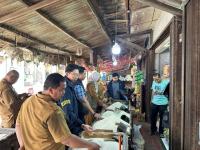 Ketua DPW PPP Banten, Subadri Ushuludin saat menyerahkan SK Sahruji sebagai Plt Ketua DPC PPP Kota Cilegon. (Istimewa).