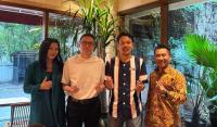 Foto ilustrasi petugas Densus 88 amankan barang bukti. (Dok: okezone)