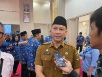 Ratusan karyawan PT SN BlueScope Indonesia mogok kerja dan menggelar aksi unjuk rasa di pintu utama pabrik. (Foto: TitikNOL)