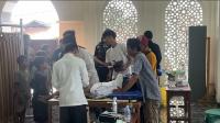 Pelaku yang diduga mengalami gangguan jiwa saat diamankan petugas kepolisian. (Foto: TitikNOL)
