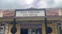 Plt Kepala Dinas Kesehatan Kota Cilegon Dana Sujaksani saat memberikan keterangan kepada wartawan di ruang kerjanya. (Foto: TitikNOL)
