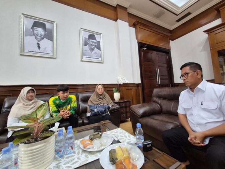 Mediasi Kepsek SMAN 1 Cimarga dengan siswanya oleh Gubernur Banten Andra Soni