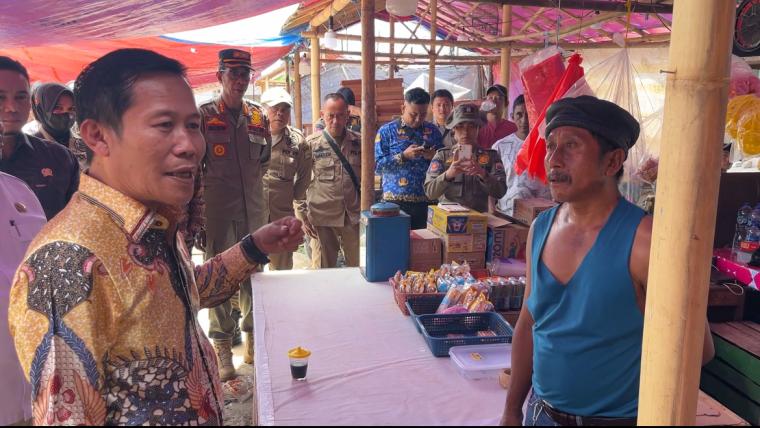 Ketua DPRD Kota Serang Muji Rohman saat bertanya kepada pedagang