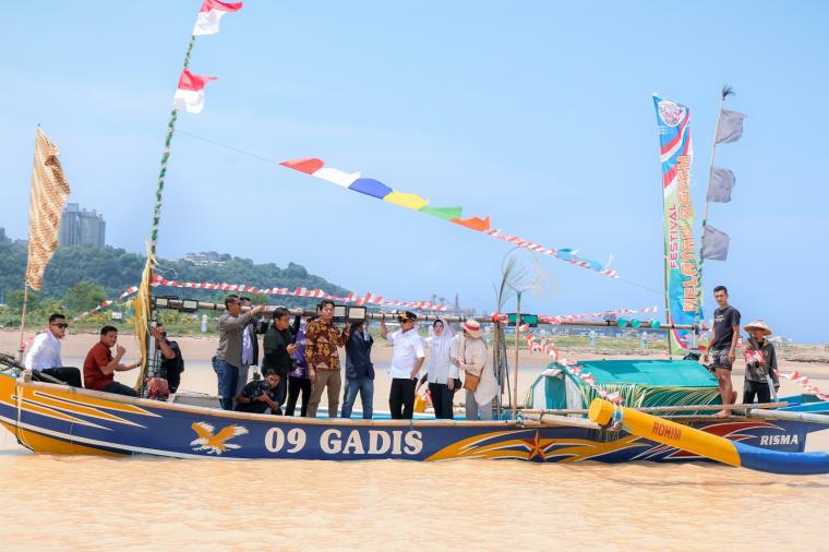 Gubernur Banten Andra SONI saat mengikut Festival Karang Kabua