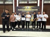 Teddy Ward kenakan helm skuter saat berada di rumah sakit. (Dok: tribunnews)