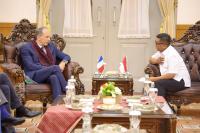 Teddy Ward kenakan helm skuter saat berada di rumah sakit. (Dok: tribunnews)