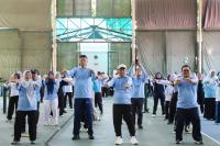Gubernur Banten, Rano Karno bersama Restu, salah satu korban kecelakaan saat usai menggelar acara pengajian. (Foto:TitikNOL)