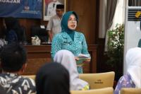 Sekda Provinsi Banten, Ranta Soeharta saat diwawancara oleh wartawan. (Foto:TitikNOL)