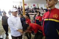 Toronton B 9988JP pengangkut matrial berat tergelincir di ruas Malingping - Bayah, tepatnya di Cihara. Kondisi ini membuat jalur padat tersebut lumpuh hampir seharian. (Foto: TitikNOL)