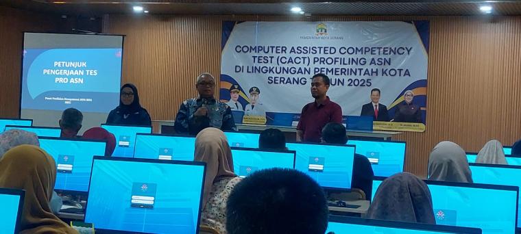 Kepala Regional III BKN Wahyu saat meninjau proses CACT