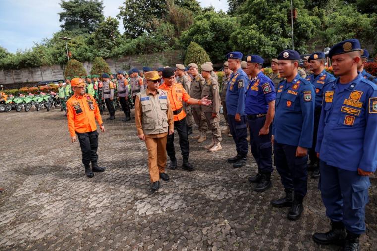 Gubernur Banten Andra Soni saat menyapa personel gabungan siaga bencana