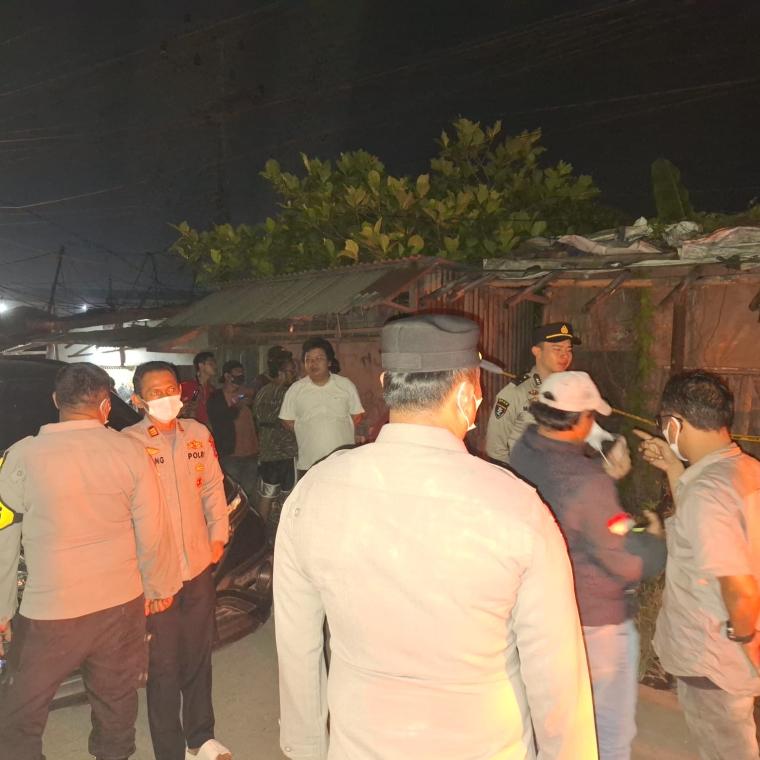 Polsek Cikande saat evakuasi sesosok mayat