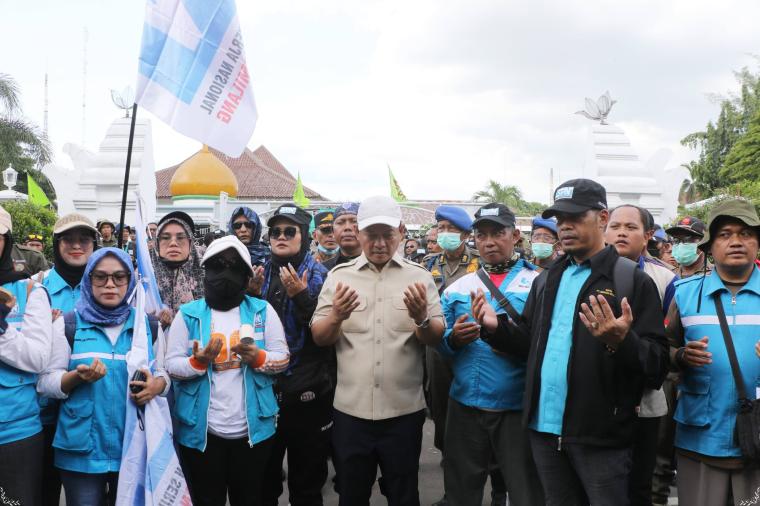Wakil Bupati Serang Najib Hamas bersama buruh