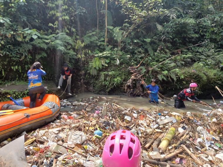 Komunitas Peduli Sungai saat membersihkan sampah di sungai Cibanten