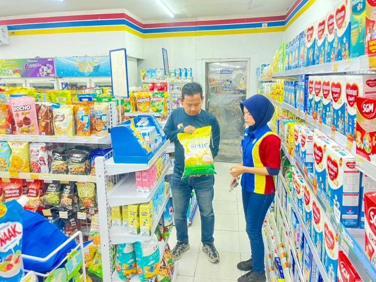 Anggota Satreskrim Polres Serang saat kontrol harga beras di minimarket