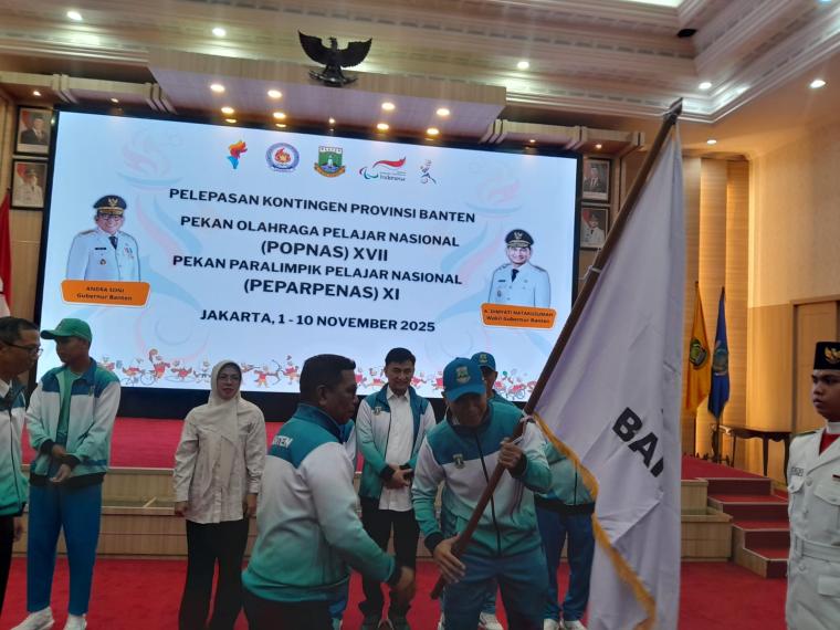 Gubernur Banten Andra Soni saat melepas atlet (ist)