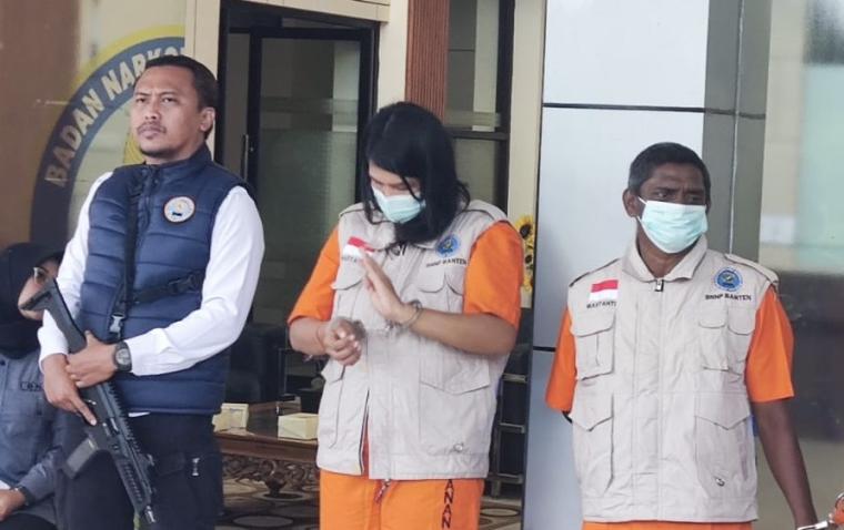 Dua tersangka saat di ekspose BNNP Banten