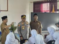 Buruh outsourcing memblokir jalan menuju kawasan industri Krakatau Steel. (Foto: TitikNOL)