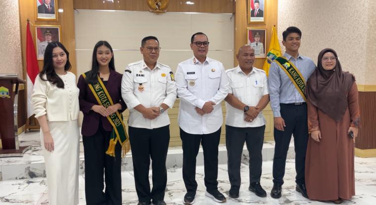 Wali Kota Serang Budi Rustandi saat berfoto dengan pemenang Kang Nong 2025.