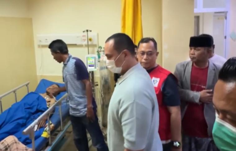 Wali Kota Serang Budi Rustandi saat menjenguk korban