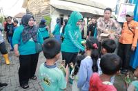 Kepala Desa Bayah Timur A iyep Iswahyudi saat memberikan sambutan kepada penerima BLT tahap III. (Foto: TitikNOL)